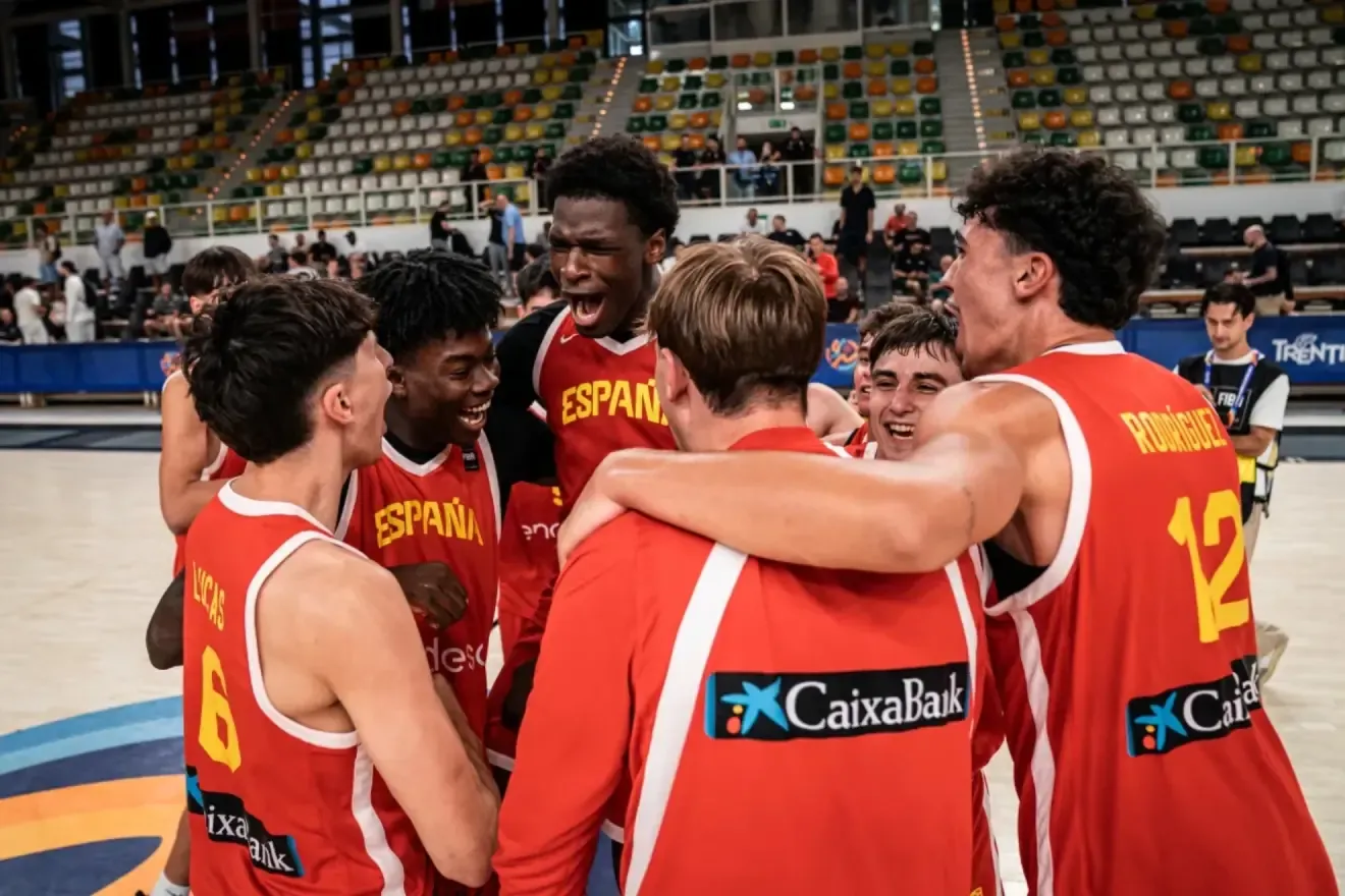 Los jugadores de la selección española de baloncesto U18 celebran el pase a semifinales del Eurobasket.