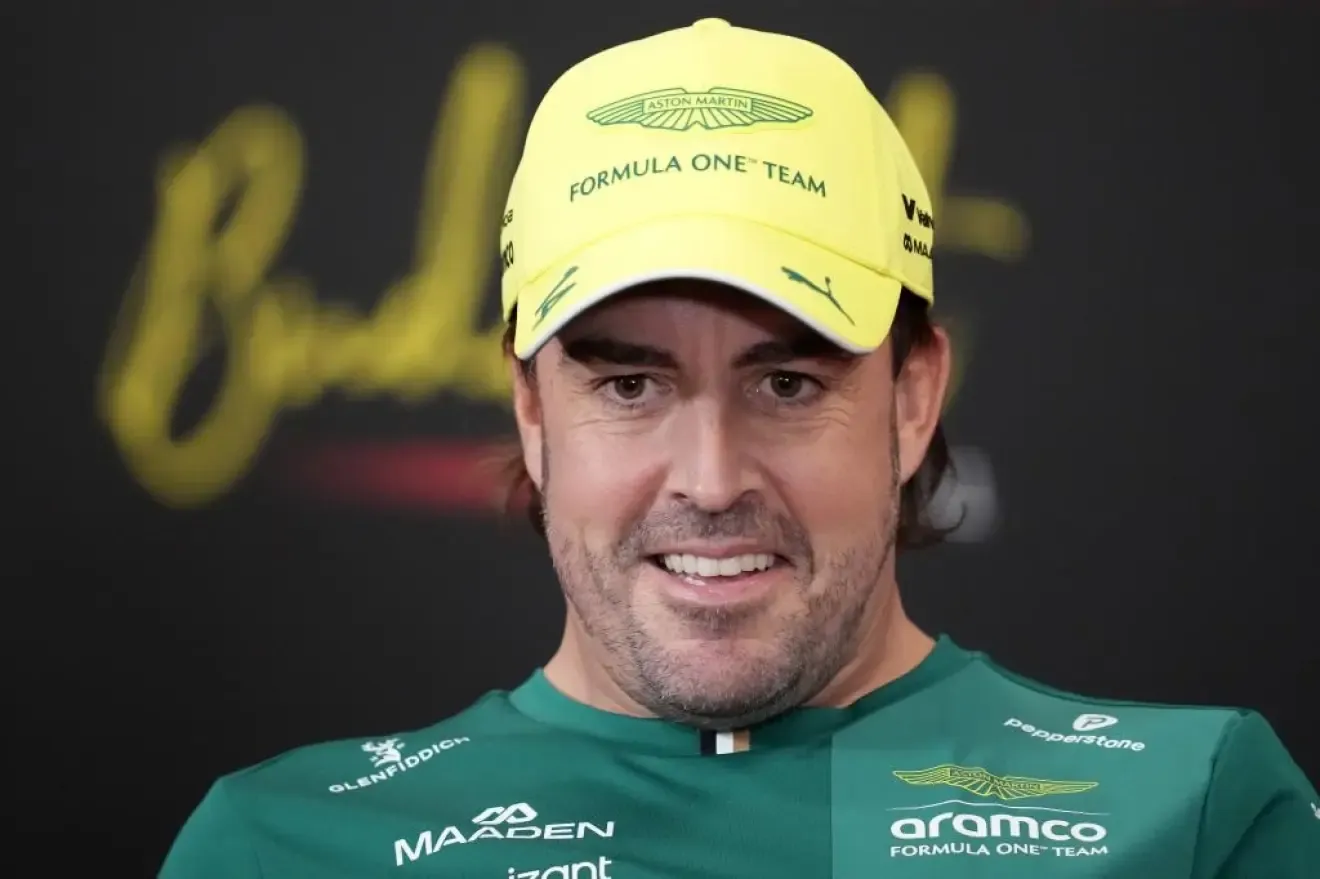 Alonso sonríe.