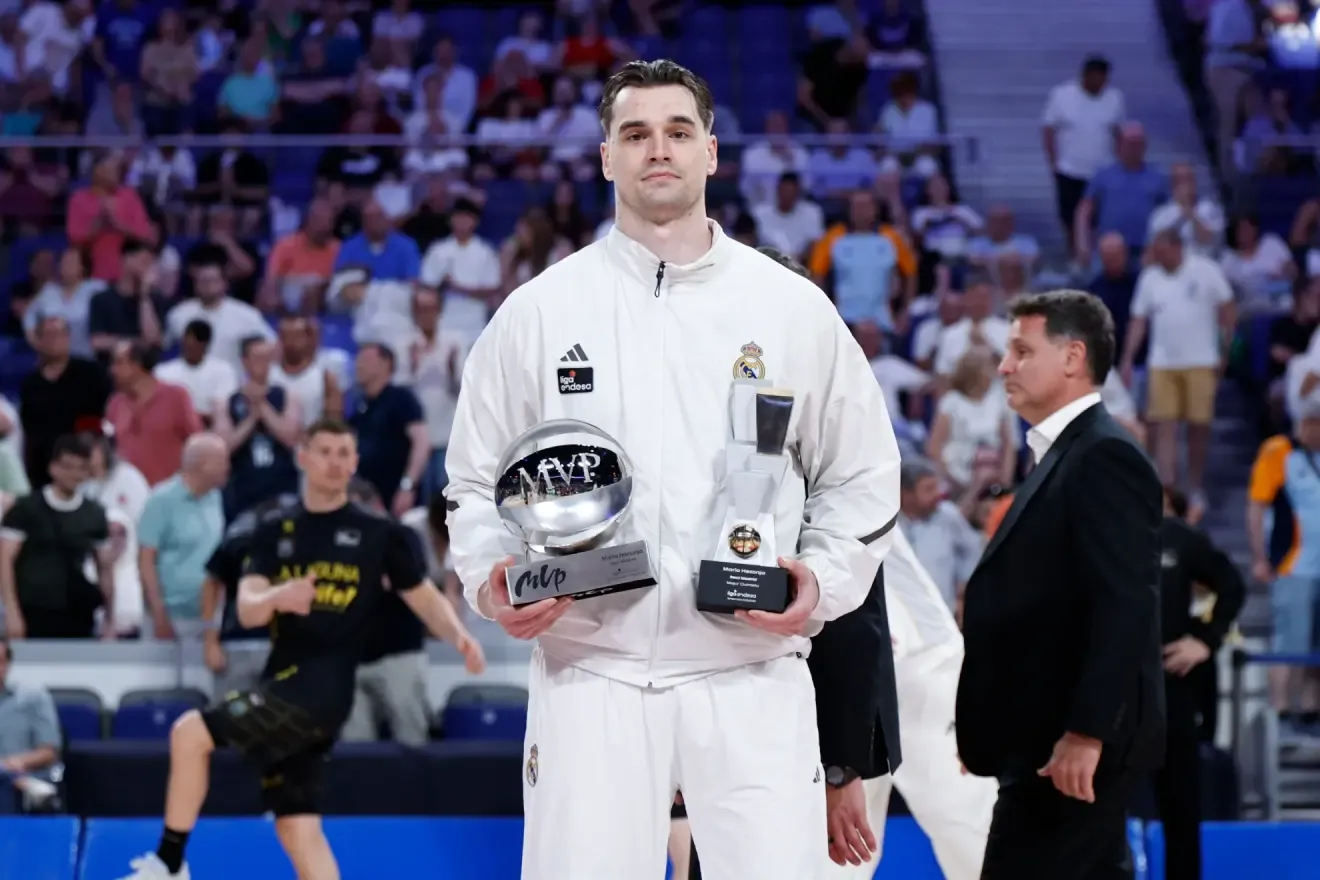 Mario Hezonja, con el trofeo de MVP y miembro del Mejor Quinteto de la Liga Endesa 25/26.