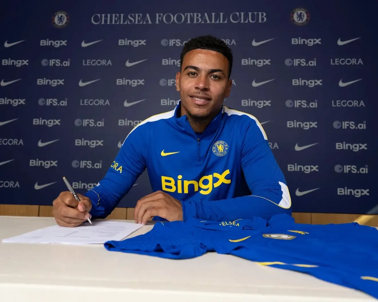 Morgan Rogers firma su contrato con el Chelsea.
