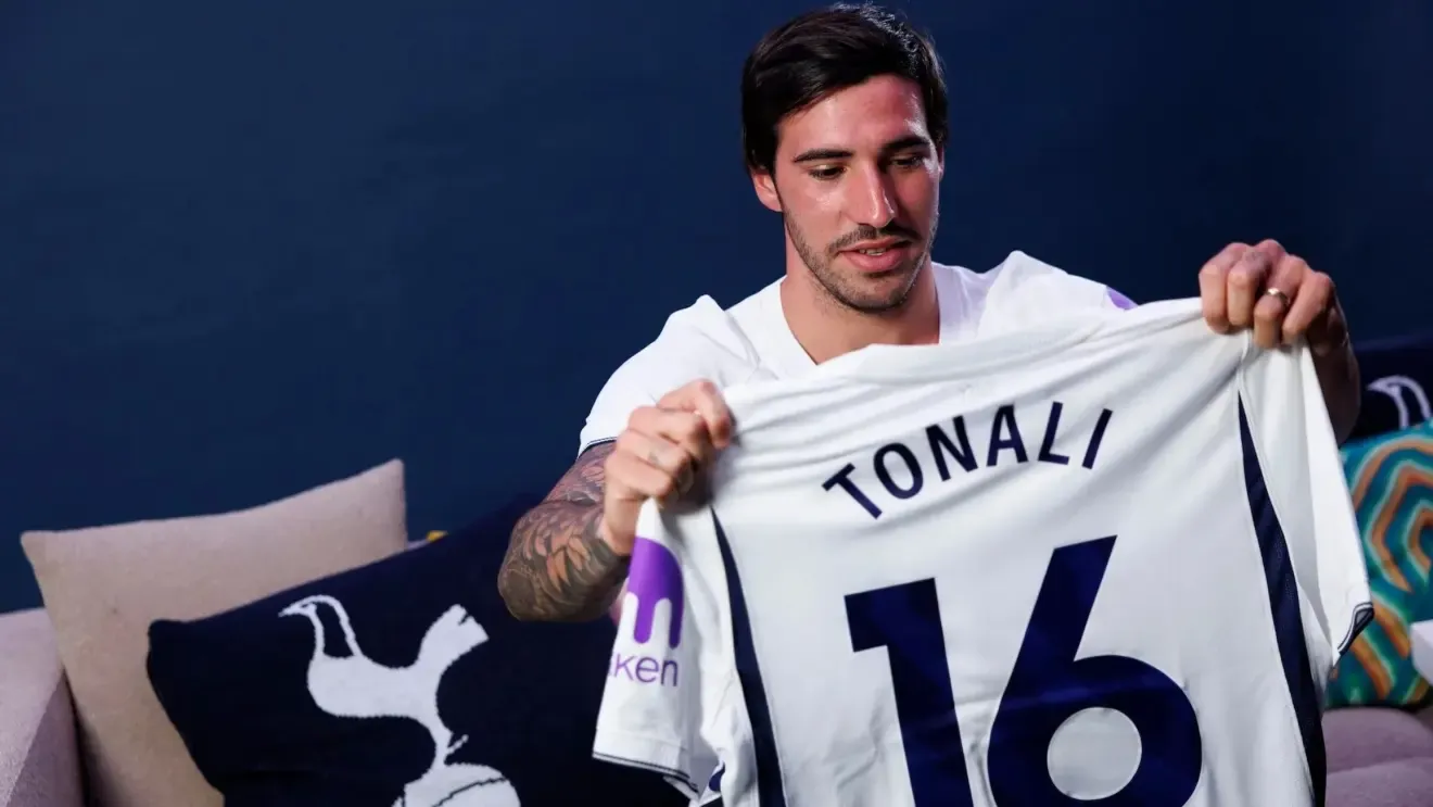 Tonali posa con la camiseta del Tottenham.