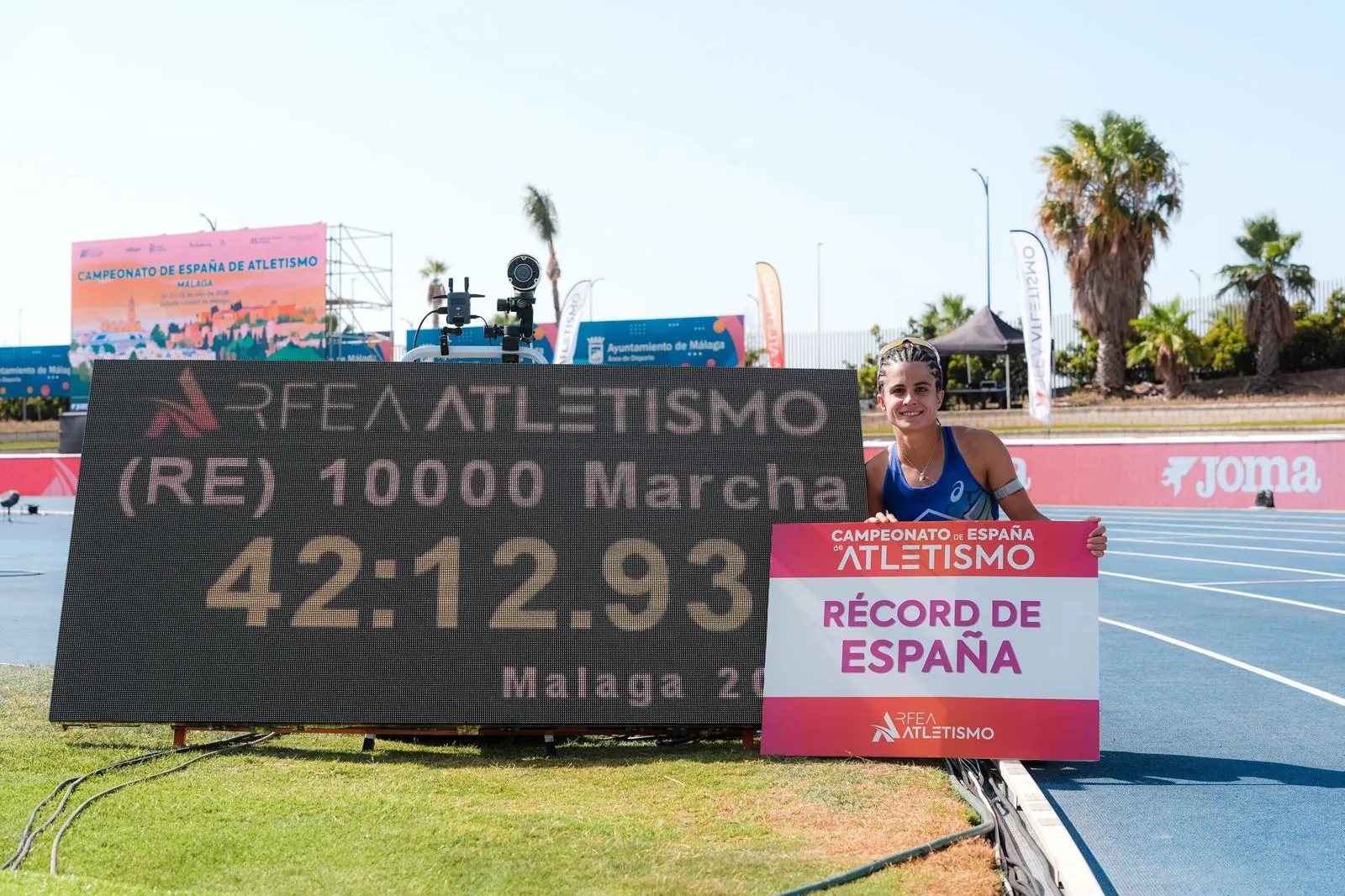 María Pérez posa con la marca de su nuevo récord de España en Málaga.