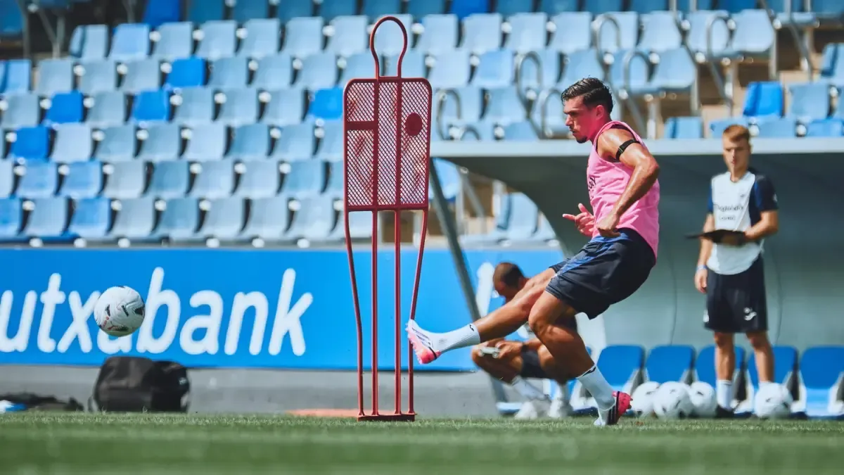 La Real Sociedad cambia de cromos en defensa