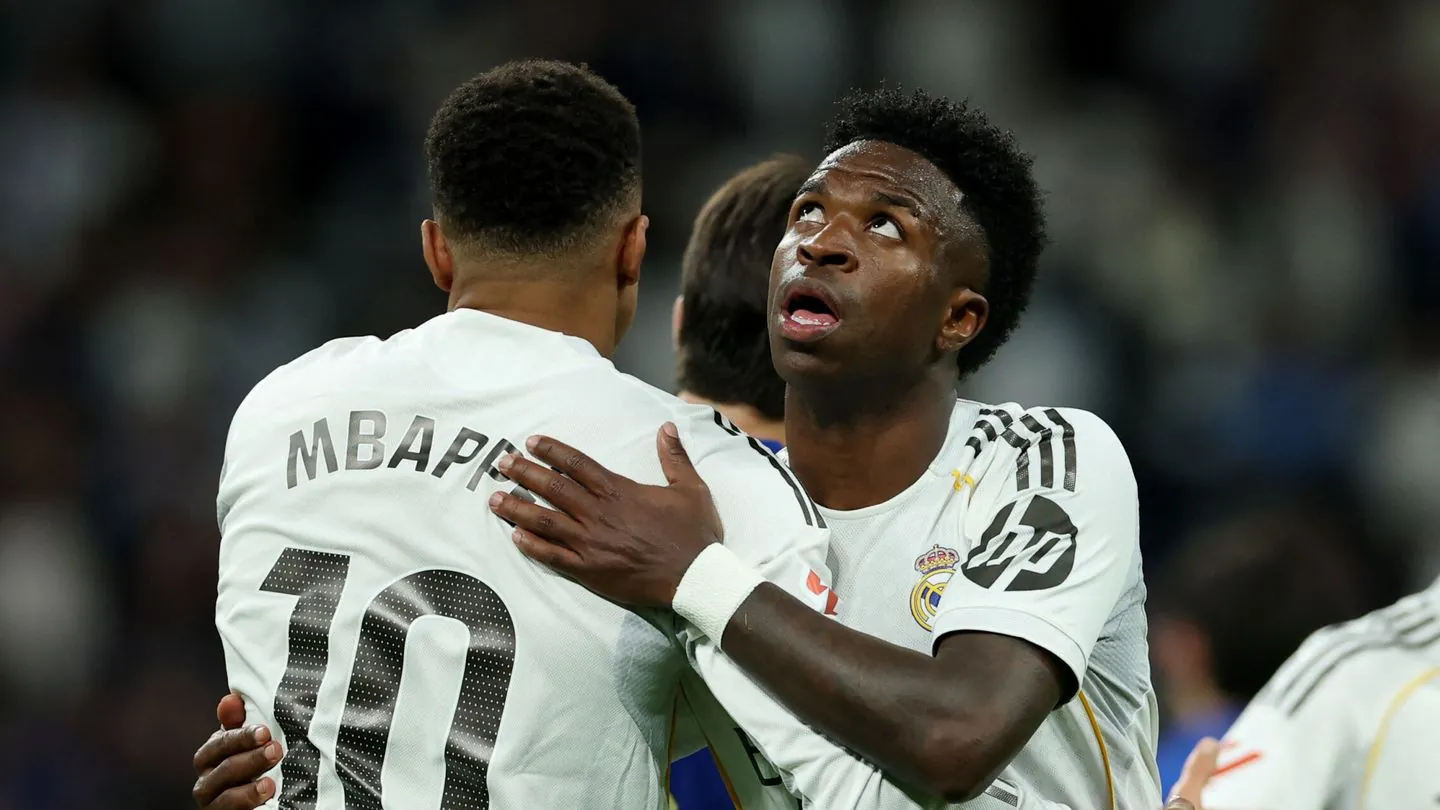 Vinícius abraza a Mbappé tras un gol. (Reuters/Isabel Infantes)