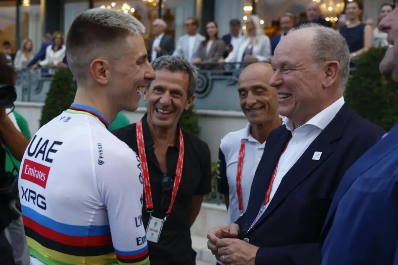 El ciclista esloveno Tadej Pogacar (i) conversa con el príncipe Alberto de Mónaco frente al Casino de Monte Carlo donde este jueves tiene lugar la gala de presentación de los equipos de la Vuelta a España 2026, que comienza el sábado desde tierras monegascas.