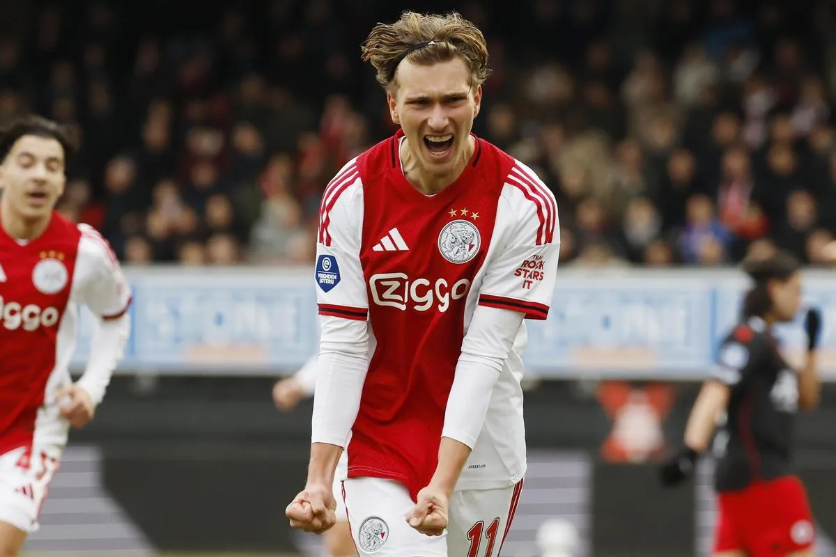 Mika Godts celebra un gol con el Ajax