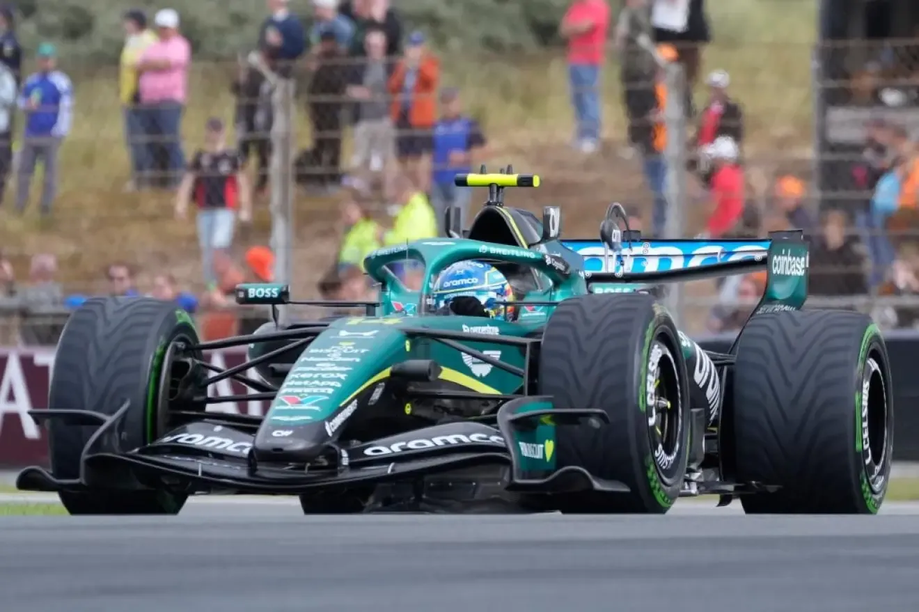 Alonso toma una curva en el AMR26 'B'.