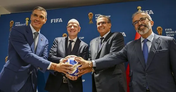 Foto: Pedro Sánchez con Gianni Infantino y representantes de Marruecos y Portugal en un acto sobre el Mundial de 2030. (Moncloa / Borja Puig de la Bellacasa)