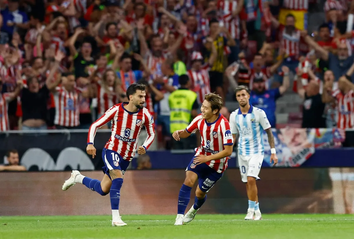 Kang In-Lee y Baena celebran el gol del almeriense que supuso el 2-0 en el Atlético-Málaga disputado este miércoles en el Metropolitano.Thomas Peter