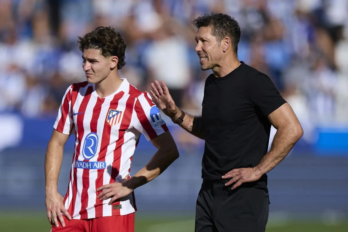 30/08/2025 Diego Pablo 'Cholo' Simeone head coach of Atletico de Madrid reacts and Julian Alvarez of Atletico de Madrid looks on during the LaLiga EA Sports match between Deportivo Alaves and Atletico de Madrid at Mendizorrotza on August 30, 2025, in Vitoria, Spain. DEPORTES Ricardo Larreina / AFP7 / Europa Press