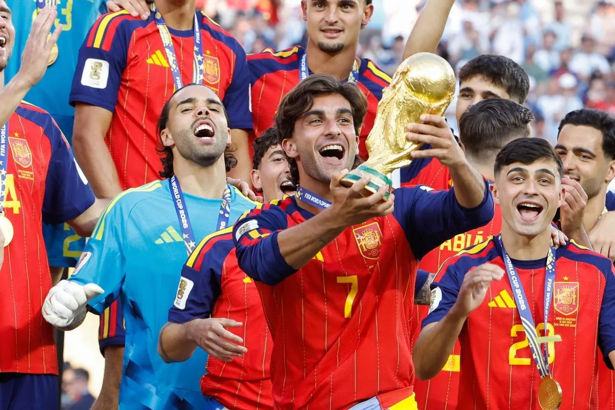 Ferran Torres, con la Copa del Mundo conquistada en la final frente a Argentina.