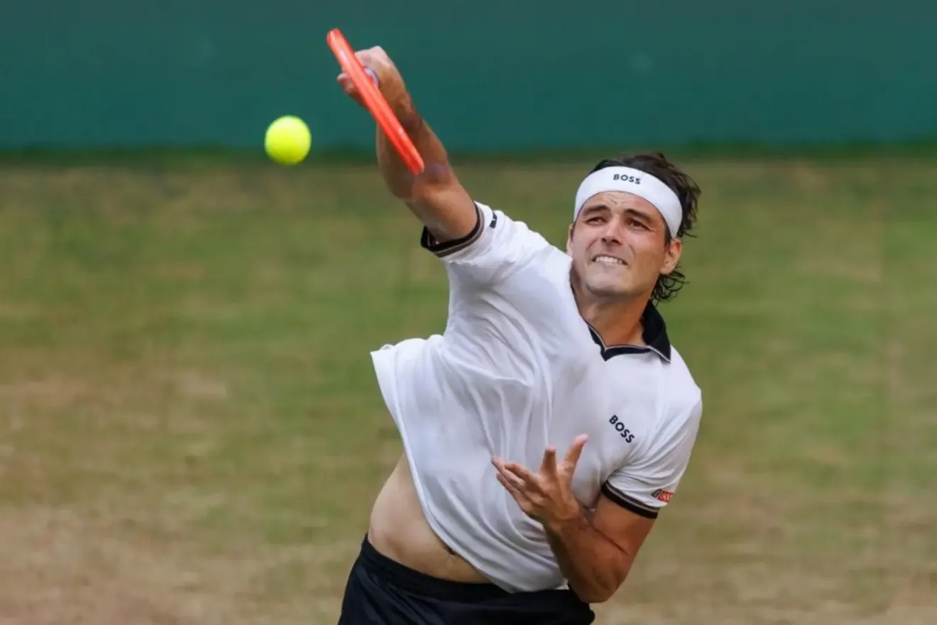 Taylor Fritz sirve en su partido ante Zverev
