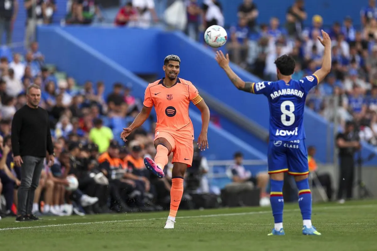 Ronald Araujo, en una acción del Getafe-Barça de LaLiga 2025/26