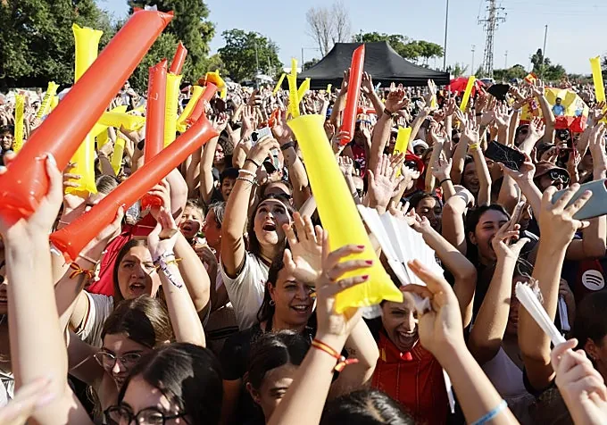 Público en el homenaje a Ferran Torres en Foios (Valencia).