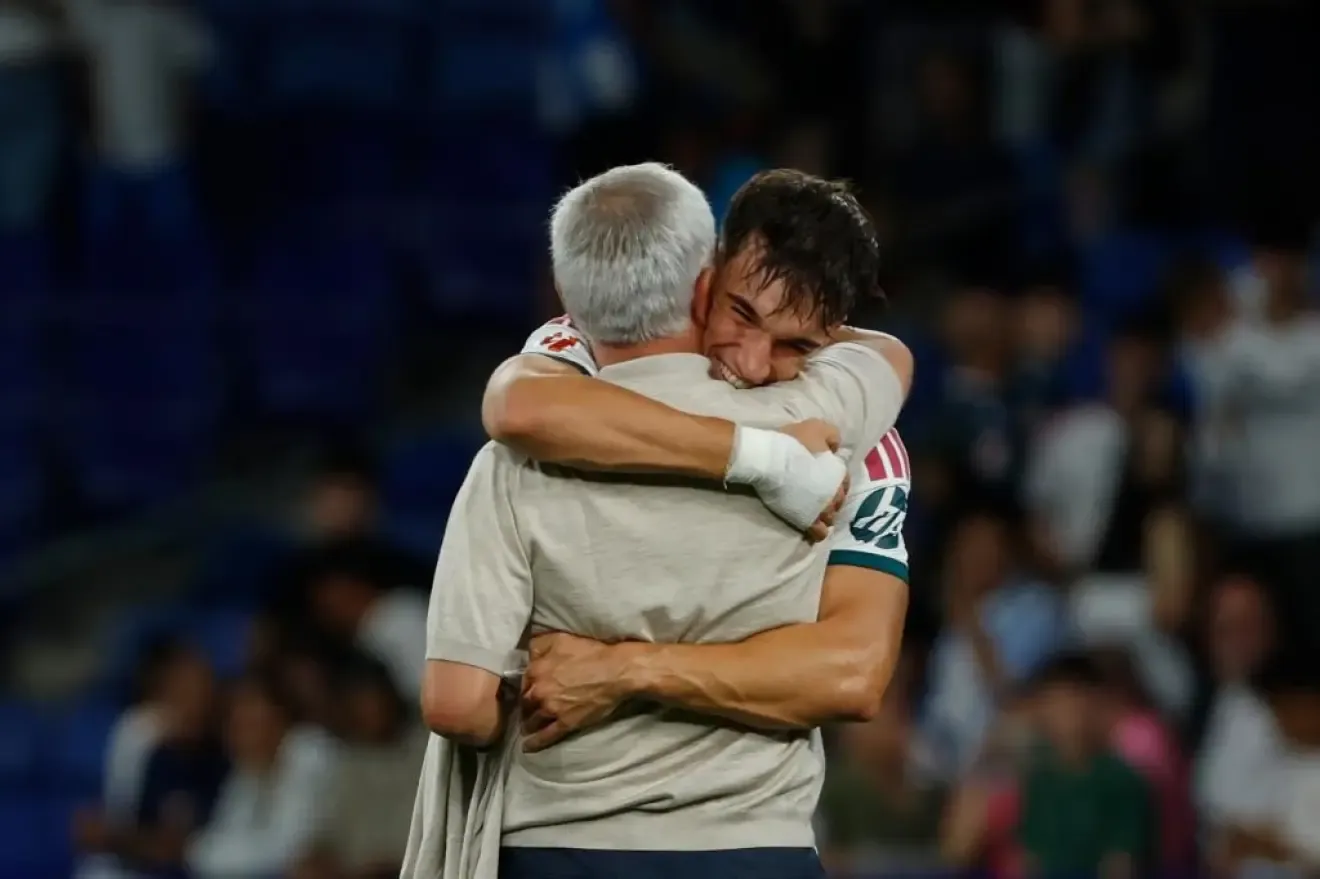 Carlos Espi del Real Madrid celebra con el entrenador Jose Mourinho tras anotar el segundo gol de su equipo en el encuentro ante el Espanyol.