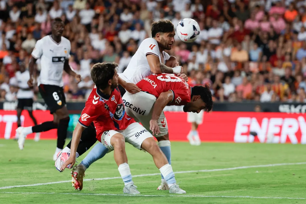 El delantero del Valencia Hugo Duro cabecea un balón ante dos defensores del Celta.Manuel Bruque (EFE)