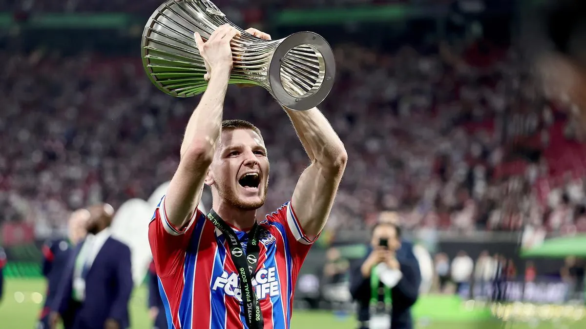 El jugador del Crystal Palace Adam Wharton levanta el trofeo tras proclamarse vencedor de la Conference League
