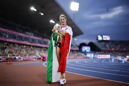 Birmingham (United Kingdom), 14/08/2026.- Gold medalist Nadia Battocletti of Italy celebrates with her medal after the 10,000m Women at the European Athletics Championships Birmingham 2026, in Birmingham, Britain, 14 August 2026. (Italia, Reino Unido) EFE/EPA/TOLGA AKMEN