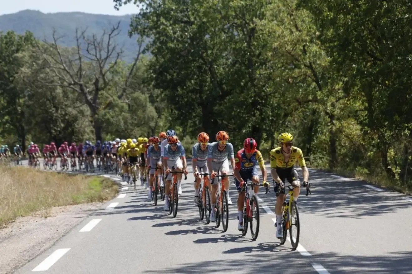 El pelotón durante la segunda etapa de la Vuelta disputada este domingo entre la capital del Principado y la localidad francesa de Manosque.