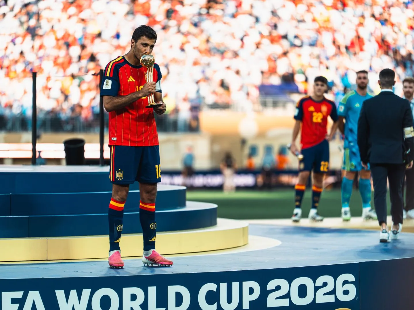 Foto: Rodri recibe el trofeo a mejor jugador del Mundial. (Europa Press/Alexandre Martins)