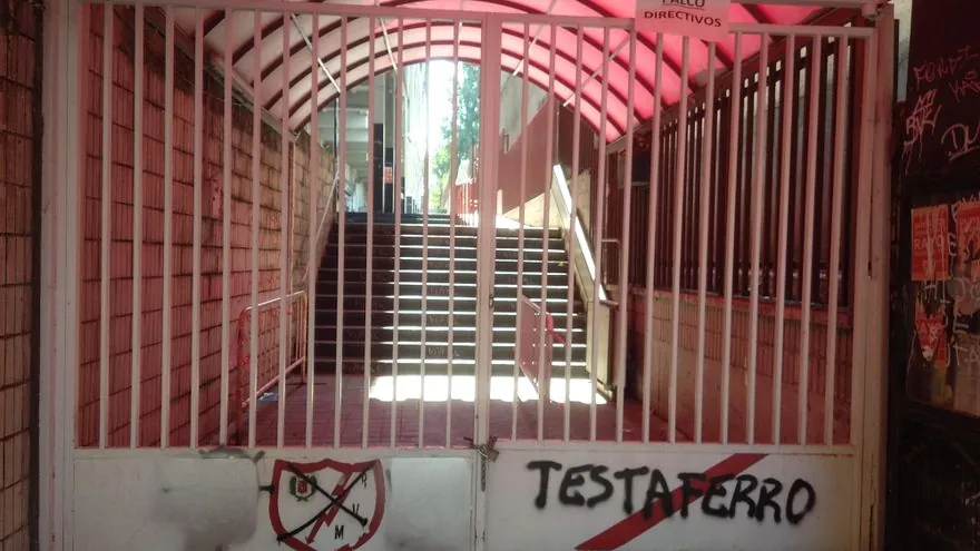 La Comunidad de Madrid avanza que el Rayo le abrirá las puertas del estadio este martes e insta al club a jugar en Leganés