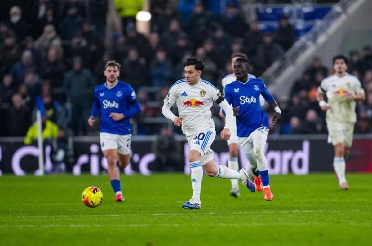 Facundo Buonanotte jugando con el Leeds United